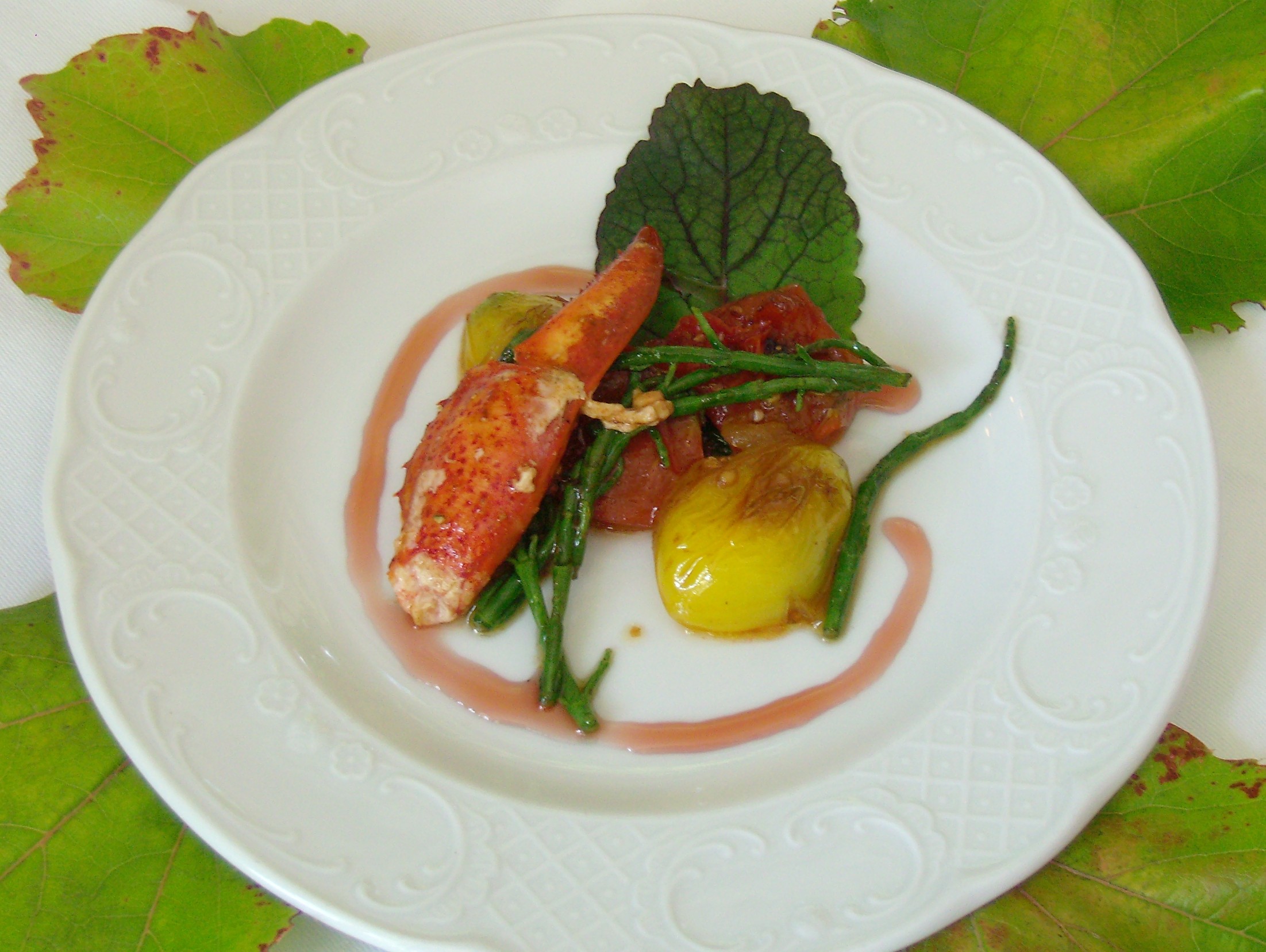 Feinschmecker-Teller im Hotel Schloss Storkau mit Hummerschere, Queller, Tomaten und rosa Sauce