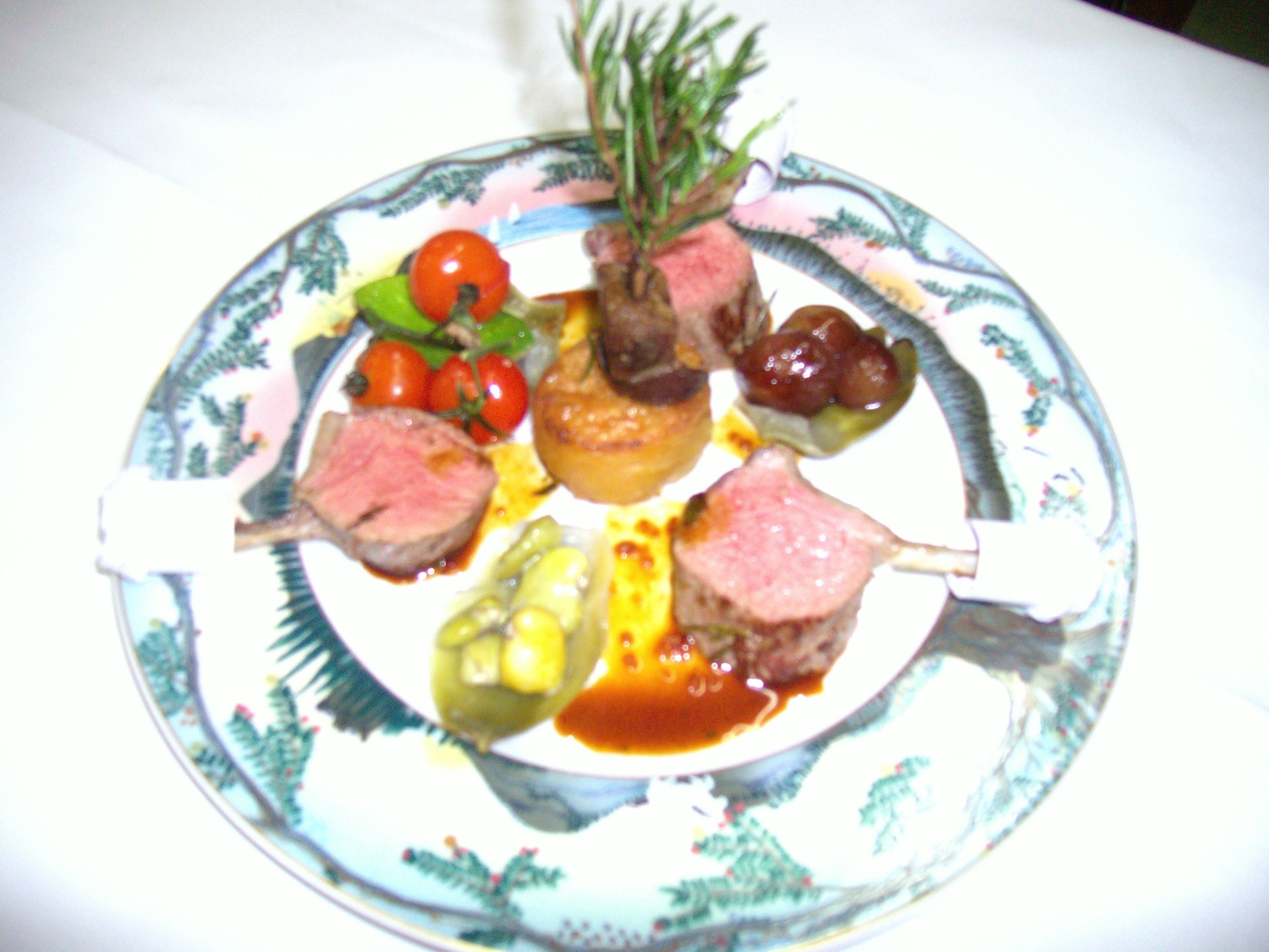 Rosa gebratene Lammkoteletts am Knochen mit Rosmarin im Hotel Schloss Storkau, dazu Kirschtomaten, Gemüse und dunkle Sauce