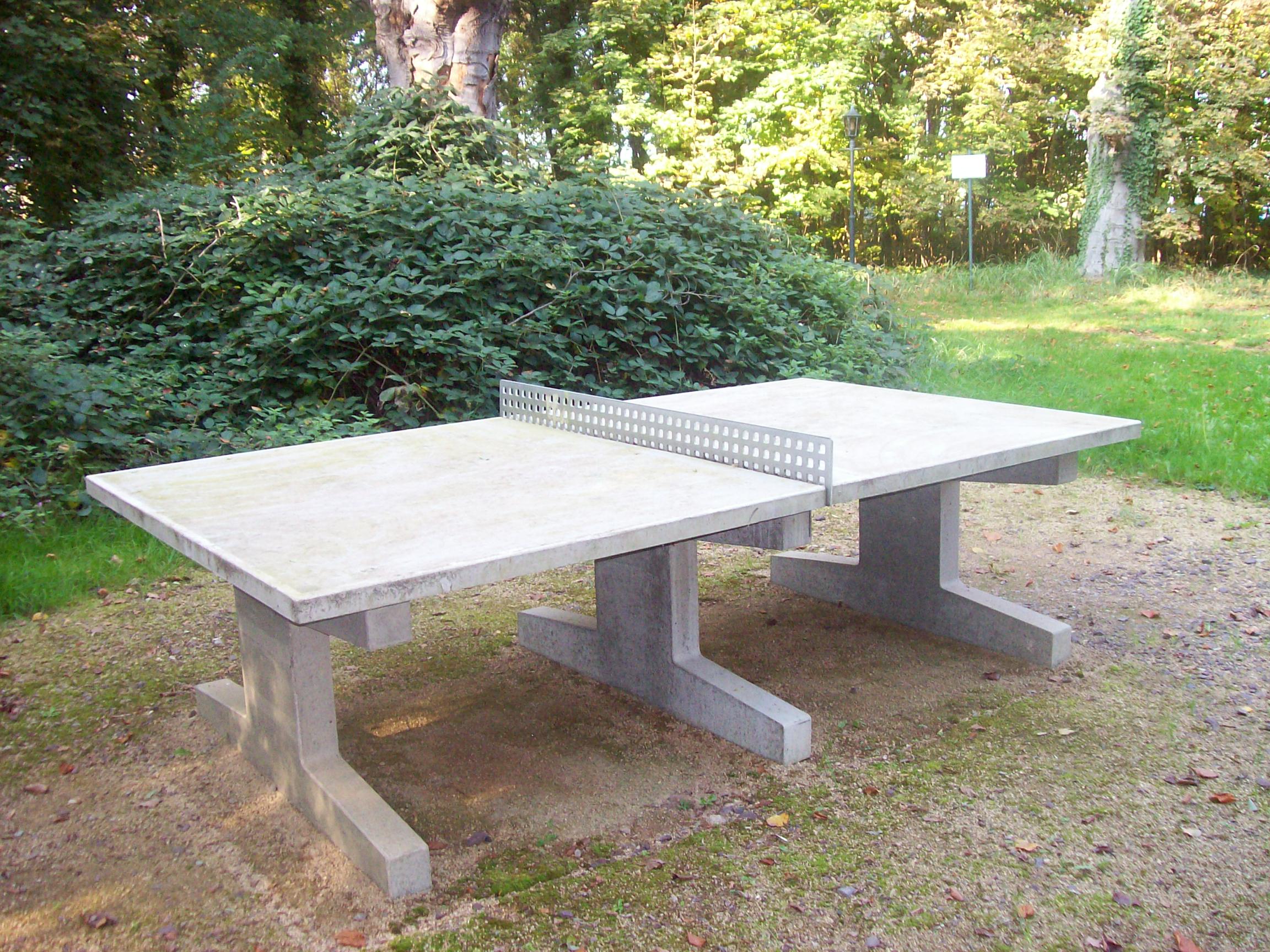 Tischtennisplatte im Park Tischtennisplatte aus Beton im Park des Hotel Schloss Storkau, umgeben von Sträuchern und altem Baumbestand