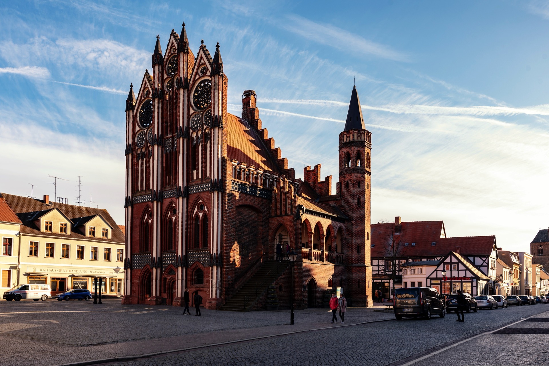 Gotisches Backsteinrathaus von Tangermünde mit reich verzierter Schaufassade und Turm am gepflasterten Marktplatz